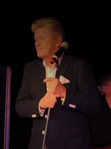 Ada kata “maaf” yang terlambat… tapi justru menjadi lagu yang abadi. “Hard to Say I’m Sorry” adalah lagu legendaris dari Chicago yang dirilis pada tahun 1982 dalam album Chicago 16. Lagu ini ditulis oleh vokalisnya, Peter Cetera bersama produser legendaris David Foster. Awalnya, lagu ini lahir dari keinginan Chicago untuk kembali menemukan identitas mereka setelah sempat mengalami penurunan popularitas di akhir 70-an. Chicago bekerja sama dengan David Foster untuk mencari warna baru yang lebih m