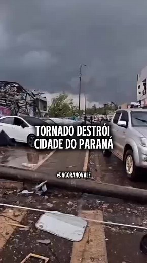 🌪️ Tornado devasta cidade do Paraná e mobiliza equipes de resgate Um tornado com ventos arrasadores atingiu Rio Bonito do Iguaçu (PR) no fim da tarde desta sexta-feira, destruindo cerca de 60% das casas e prédios da cidade. O fenômeno derrubou árvores, postes e destelhou construções, deixando ruas intransitáveis e moradores feridos. Equipes do Corpo de Bombeiros, Defesa Civil e voluntários atuam nas buscas e no atendimento às vítimas. 📌 Mais informações em www.agoranovale.com.br . Siga @agoran