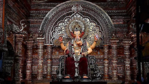 Lalbaugcha Raja 2025 FIRST Aarti Live: Special Prayer Performed for Mumbai's Iconic Ganesh Idol, Watch Video