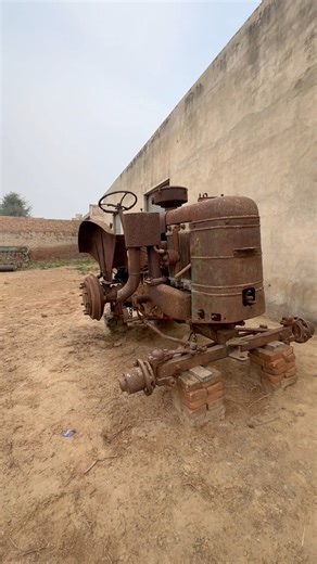 Field Marshall tractors, famous single-cylinder diesel tractors known for their distinctive exhaust, were built in the United Kingdom by Marshall, Sons & Co. in Gainsborough, Lincolnshire #unitedkingdom #america | Farming Help