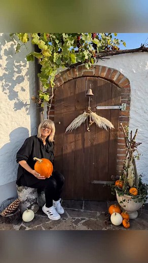 Michaela Waldl | Diy Kleiderbügel & Pampasgras =Türschmuck 🌾🍂🌾 Hallo liebe Dekoelfen🧚‍♀️ Manchmal braucht es nicht viel, ein Holzkleiderbügel ein bisschen... | Instagram