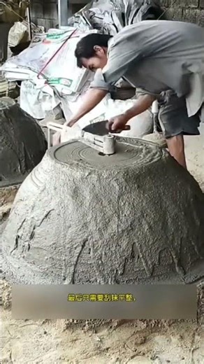 This is how craftsmen process large landscape cement flower pots.