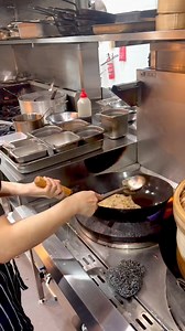 Watching a wok master at work🍚 #wok | Foodporn