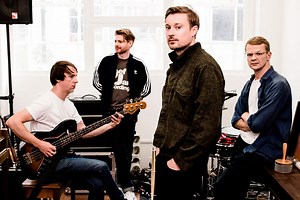 Django Django vuelven con "Tic Tac Toe" - MondoSonoro