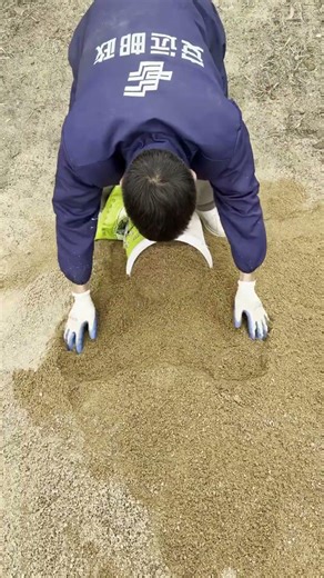 On-site: Worker fills sand with bucket, such a smart method!