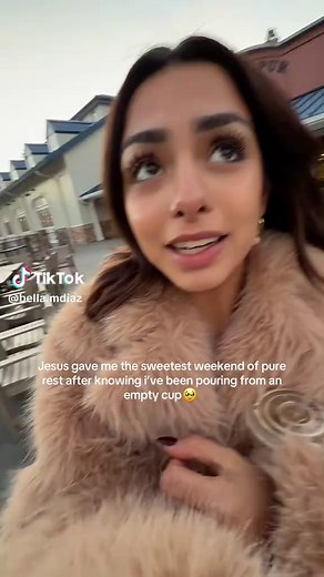 Isabella (@bella.mdiaz)’s video of pouring from an empty cup