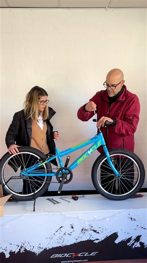 Biocycle Spain on Instagram: "🎅🏼📬 Acabamos de recibir una carta de Papá Noel… y viene cargada de bicis. El mega pedido de última hora ha hecho que nos pongamos en modo turbo. Cajas, bicis y un equipo dando el 100% para que todo esté listo a tiempo. 🚲✨ ¿Nos dará tiempo? Obvio que sí. Porque cuando se trata de ilusión, en Biocycle siempre llegamos. ✨ #NavidadBiocycle #CartaDePapáNoel #Navidad2025 #BeBiocycle"