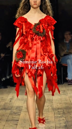 Jeunesse éternelle avec Simone Rocha. Lis la description.
