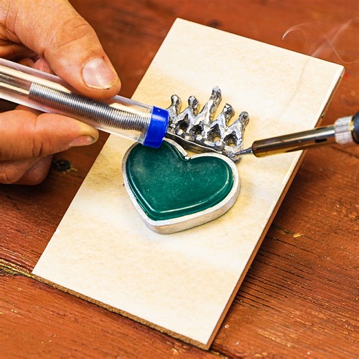 La meilleure maman du monde reçoit un cadeau bijoux DIY incroyable sous forme de médaille 💎 💝 | Brico Enfants