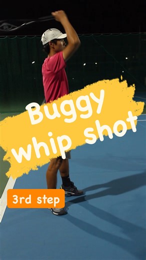 高村 佑樹 on Instagram: "小学生の体育でハードルをしました。運動音痴で泣き虫な僕はハードルに当たり、痛くて泣いてしまいました。毎日泣いている、泣いてばかりの幼少期でした。 バギーホイップショット👀 外側から巻いてくるショット⭐️ ボールの右後ろを捉えるのがコツ☺️ 1st step 手を下に下げて、上に擦り上げながら回転をかけよう！ 2nd step ラケットを持って同じ動きをしよう！ 3rd step 右の股関節に力を溜めてから、ジャンプしてみよう！ これができれば、追い込まれたところから、まだ逆転できる！！ ぜひ試してみてね！ #光速弾道モード #圧倒するパワースピン系ポリ In elementary school PE class, we did hurdles. Clumsy and tearful, I hit a hurdle and cried from the pain. I was always crying—it felt like I spent my whole childhood in tears. Buggy Whip Shot 👀 A