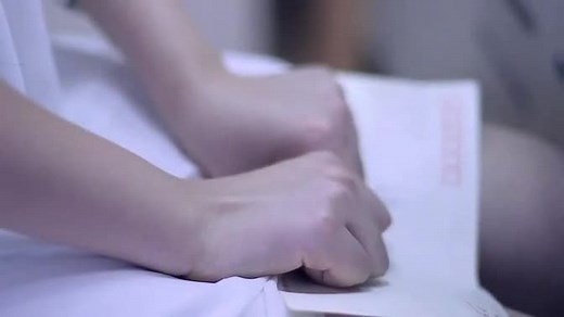 白领美女求职遭遇色狼老板 职场潜规则再度曝光