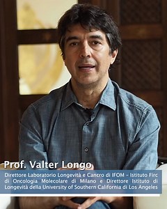 Il Professor Valter Longo spiega perché il digiuno è importante quale abbinamento alla terapia standard contro i tumori. Guarda il video. Se desideri ordinare il libro , vai al seguente link https://bit.ly/ilcancroadigiuno o clicca sul LINK IN BIO su Instagram I proventi dell'autore saranno devoluti ai programmi, promossi dalle sue Fondazioni, Create Cures Foundation a Los Angeles e Fondazione Valter Longo a Milano, di 1) assistenza nutrizionale per i pazienti con diverse patologie e in condizio