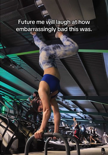 Future me is not only unimpressed, but also embarrassed 😳 I can already tell #calisthenics #handstand #balancing #embarrassing #calisthenicsreaction