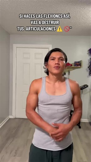 Dejarte la salud en el suelo no es entrenar. 🚫 Si te duelen los hombros, las muñecas o la espalda al hacer flexiones, estás cometiendo uno de estos errores. Guarda este video para corregirlos en tu próximo entrenamiento #workouttips #shoulderpain #entretenimientoencasa #flexionesdepecho #entrenaconmigo