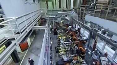 Wie sieht eigentlich die Produktion von Geschirrspülern bei der BSH aus? In unserem 360°-Video können Sie ganz nah den Prozess an unserem BSH-Standort in Dillingen erleben. An sieben parallelen Montagelinien findet hier die Fertigung statt und am Ende des Tages verlassen bis zu 12.000 fertige Geschirrspüler das Werk – eine ganze Menge, oder? Kleiner Tipp: Klicken Sie in das Video und bewegen Sie die Maus oder schwenken sie Ihr Smartphone in verschiedene Richtungen, um sich umzusehen. | BSH Home