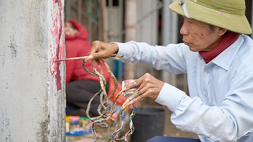 Man breaks world record with fingernails longer than a giraffe’s neck