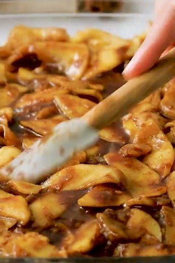 Caramel Apple Dump Cake #familyfreshmeals #desserts #recipe