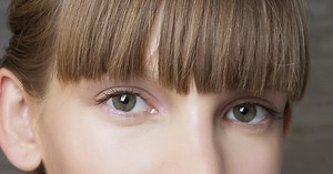 Comment poser une fausse frange ?