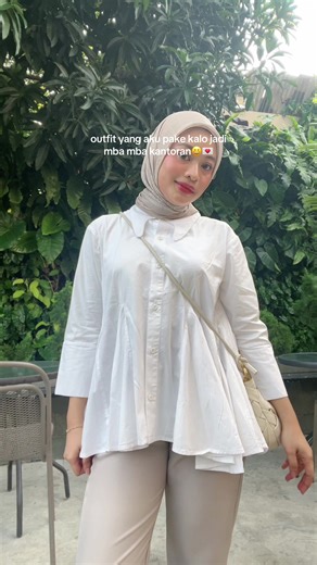Outfit Hijab Stylish untuk Kantor: Kemeja Putih dan Celana