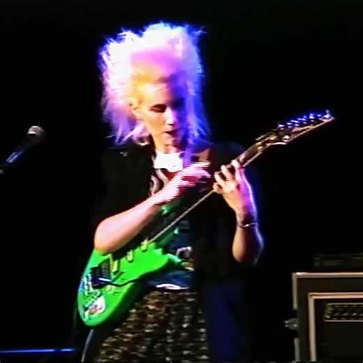 Jennifer Batten - Flight Of The Bumble Bee #guitarsolo #guitar #jenniferbatten #guitartapping | Shred Music TV