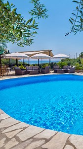 Ægte græsk stemning 🇬🇷 Hotel Mega Ammos ⭐️⭐️⭐️ ligger i Sivota, også kaldet “Det græske Caribien”, et af de smukkeste områder på det græske fastland med frodig natur, krystalklart hav og indbydende strande. 🏖️ 200 m til stranden 🏊 Udendørs pool 🍽️ Restaurant & poolbar 🏋️‍♂️ Fitness 🌿 Grønne omgivelser 🛏️ 40 hyggelige værelser med balkon 🚐 Shuttlebus til Sivota by (mod tillæg) 🚲 Leje af mountainbikes 🍽️ 200 m til lokale restauranter 🌇 2,5 km til Sivota by __________ #folkeferie #folke