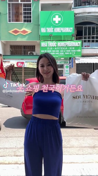 나트랑 가기 전 옷 절대 사지 마세요!!🙅‍♀️시내에 예쁜 옷들이 너무 많거든요👗🛍️ 텅장되고 온 나트랑 옷가게들 추천해드릴게요🇻🇳😆 1️⃣ 센트럴마켓 - 퀄리티 좋은 동남아 옷&가방 위주 - 가방은 핸드메이드 - 원피스 하나에 7000원 정도인데 옷 수선도 가능 2️⃣ 데이지블룸 - 한국 감성 옷들이 엄청 많음 - 옷 3개 샀는데 2만원대 밖에 안나왔어요💗💗 완전 갓성비! 3️⃣ 31 땅 - 비키니가 진짜 예뻐요 수영복 맛집 (비키니 만원대)👙 - 반바지, 모자 등 다 있음 제가 갔던 옷가게들은 다 실내라 에어컨 빵빵하게 틀어져있고🧊❄️ 피팅룸까지 있어 옷도 미리 입어보고 구매 가능해요👚 🐰더 많은 나트랑여행 정보는 @judysworld__ 팔로우 하고 만나보세요✈️💗
