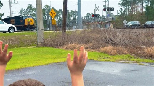 Train conductor gets heartwarming greeting from his kids