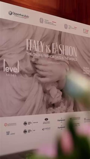 👗 Dopo il successo del lancio delle “Giornate della moda italiana nel mondo” all'Italy Expo 2025 Osaka la mostra itinerante “Italia è Moda” prosegue il suo viaggio, facendo tappa negli Emirati Arabi Uniti! 📍A Dubai Consolato Generale d'Italia Dubai - insieme a #AgenziaICE - ha ospitato la mostra, curata da Clara Tosi Pamphili e organizzata in collaborazione con Dubai Fashion Week e con Level Shoes. Durante la Dubai Fashion Week sono state presentate anche le creazioni di sei designer italiani!