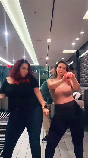 #tbt Chiquis & Jacqie haciendo el challenge de Beyoncé 🤪 #janney #chiquisrivera #jacqierivera