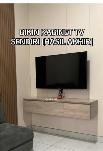 Hasil Akhir Bikin Kabinet TV Sendiri Setelah beberapa part video reel proses, kabinet TV model sederhana sudah jadi dengan pemasangan di dinding pakai metode french cleat. Konsepnya sih ingin jadi ruang tamu sederhana, tidak banyak perintilan yang bikin rame (hanya ada TV dan kabinet) Memiliki rak di kiri kanan dengan model pintu slow motion bukaan bawah. Rak tengah dengan model rel sliding difungsikan untuk menyembunyikan colokan listrik, router WIFI, dan perkabelan sehingga area atas kabinet b