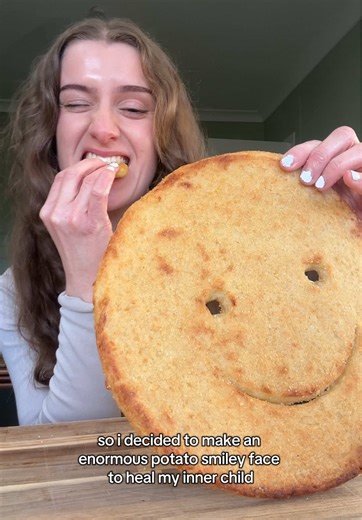 because you guys LOVED my potato smiley face recipe, i decided to remake it but a bit… BIGGER i would love to know what you’d name this beast🤣 #smileyfaces #fromscratch #britishfood #freezerfood
