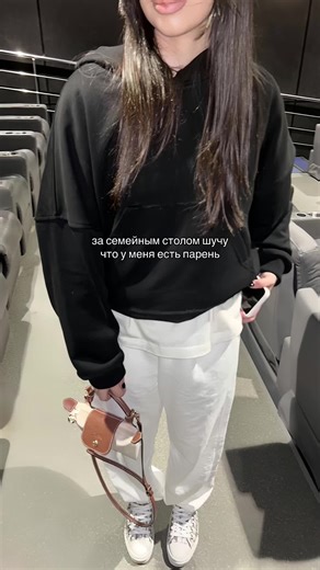 Семейные шутки и парень: забавные моменты за столом