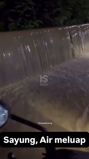 Kejadian Semarang on Instagram: "Air sungai dibelakang Pasar Sayung meluap malam ini. Air tumpah ke pemukiman melewati tanggul. . 23.50//18.12.2025 Kejadian Semarang ©️Copyright 2025. #Infokejadiansemarang #kejadiansemarang #semarang"