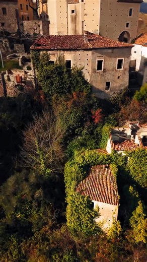 Get @reshare_app • @prolocolainocastello 🏆 TRA I PRESEPI PIÙ BELLI D’ITALIA 🏆 Il Presepe Vivente di Laino Castello ha ricevuto un prestigioso riconoscimento nazionale. ✨ Non è solo il nostro orgoglio: è la conferma che la passione di una comunità può creare qualcosa di straordinario. 🌟 E quest’anno vi aspettiamo per condividere insieme questa magia. ❤️ 📢 TUTTE LE INFORMAZIONI UTILI 📢 📅 DATE: 26 Dicembre 2025 e 6 Gennaio 2026 ⏰ ORARI: dalle 16:00 alle 20:00 📍 DOVE: Centro Storico di Laino 