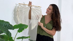 Confira um Painel de Macramê Asas de Anjo por Fer Campelo Fio Spesso: https://bit.ly/3a1vuDW Barbante Spesso EuroRoma 4x24 Fios Contém: 1 unidade com 1 Kg = 254 metros aproximadamente Composição: 85% Algodão e 15% Outras Fibras - Fio 4/24 Tex 3937 Agulhas Recomendadas: Crochê: 9mm I Tricô 10mm O EuroRoma Spesso é um barbante de 24 fios, baseado em uma tendência de arte com fios mais grossos, onde a peça cresce com velocidade nas mãos do artesão. Resulta em macro texturas com pontos super evident