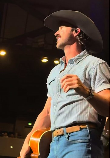 People who throw things at concerts are the worst… #RileyGreen #countrymusic