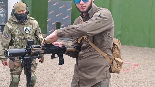 阿赫玛特•第一狙击手 ，他的眼神仿佛能穿透灵魂，机枪毫无后坐力！