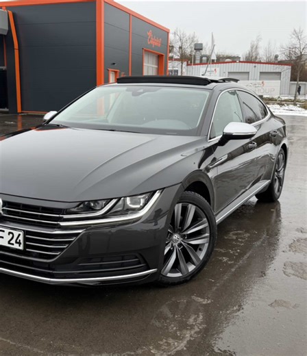 Zum Verkauf steht ein Volkswagen Arteon 📅 Baujahr: 2017 📍 Kilometerstand: 143.700 km 🔋 Motor: 2.0 TDI – 150 PS 🧰 Ausstattung & Extras: ✔️ DSG Automatikgetriebe ✔️ TÜV bis 09/2027 ✔️ Winterreifen ✔️ Service bei 135.000 km erneuert ✔️ Sitzheizung vorne & hinten ✔️ Rückfahrkamera ✔️ AHK (Anhängerkupplung) ✔️ Schiebedach ✔️ LED-Scheinwerfer ✔️ 230V Steckdose im Innenraum ✔️ Teilleder / Alcantara Innenausstattung Ein idealer Wagen für Stadt & Langstrecke: sportlich, komfortabel und zuverlässig. �
