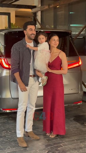 Alia Bhatt को परिवार के साथ क्रिसमस सेलिब्रेशन मनाना है पसंद | #aliabhatt #christmas2025 #spotted #celebrity #viralvideo #fashion | Crazy 4 Bollywood