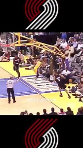 SCOTTIE “NO TIPPEN” PIPPEN‼️ Scottie Pippen delivered an unforgettable performance in a must win Game 5 in the 2000 Western Conference Finals? Despite playing with four dislocated fingers, Pippen poured in 22 points, grabbed 6 rebounds, and dished out 3 assists against Kobe Bryant and the Los Angeles Lakers May 30, 2000. His grit and determination on the court were nothing short of legendary, proving once again why he's one of the toughest competitors in NBA history. . . . . #sneakpeek #scottiep
