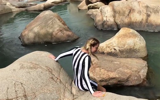 【wetlook】紧身裙海边玩水