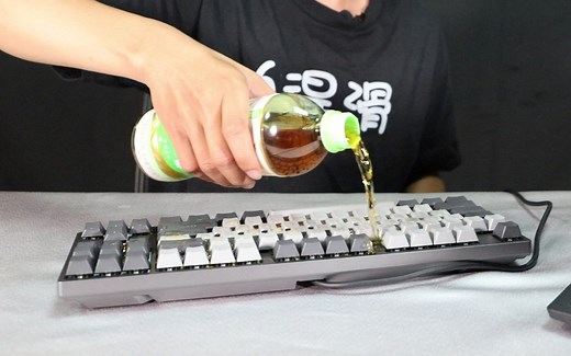 几百块钱的杜伽K320白光限定版机械键盘上手，随便试了一下防水性