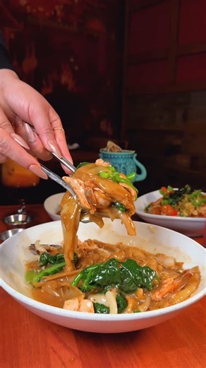 Lotus of Siam on Instagram: "It’s all gravy this holiday season — especially when seafood Rad-Na is keeping things warm and delicious @lotusofsiam 🎁We’re open all season + gift cards are in stock! Make your reservations via OpenTable✨Link in Bio #lotusofsiam #christmasinvegas #vegasfood"