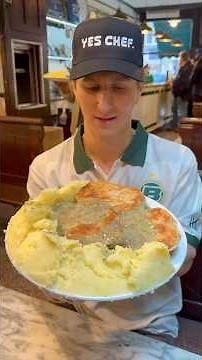 Trying pie & mash for the first time, Englands oldest fast food#pieandmash #london #londonfood