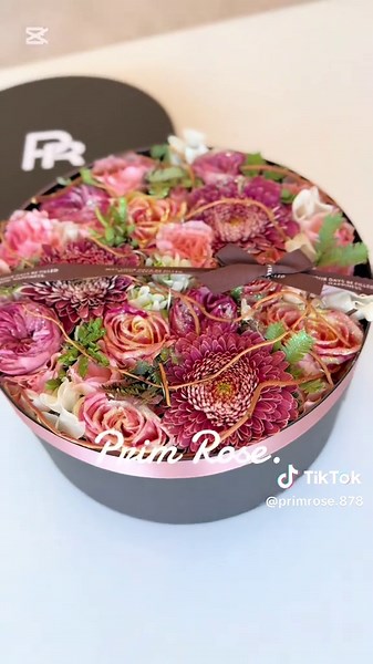 ㊗️誕生日の✨お任せフラワーボックス💐生花 めっちゃ大人可愛い系のができた😍 毎回作っててワクワクする‼️ 自分で欲しくなっちゃう ボックスフラワー💐 この季節にピッタリ✌️ 花材 ラナンキュラ、スプレーバラ、大輪バラ、スイトピー、アカシア、ガーベラ #誕生日プレゼント #お祝い花 #アレンジメントフラワー #ボックスフラワー #福生花屋プリムローズ #いつもありがとう