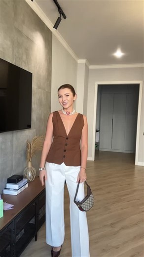 Блогер/Наставник байеров/Путешествия/Байер обучение on Instagram: "GRWM с новым украшением от @meraly.kz ✨ топ @zara брюки @adili.kz часы @gevrilofficial колье @meraly.kz сумка @gucci слингбэки @bershka"