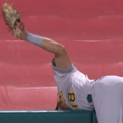 Chad Pinder hace difícil atrapada