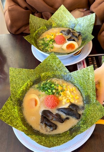 朝5時から７００円！宙を舞う豚骨スープに惚れるラーメン！ 【博多らーめん ひまわり】 埼玉県所沢市にある「博多らーめん ひまわり」さんに行ってきました！ 驚きの朝5時オープン、しかも本格博多とんこつラーメンがたったの700円！ 立ち上がる湯気とともに宙を舞うような香り高いスープ、しっかり炊き込まれた豚骨がガツンと効いた一杯です！ 朝ラー派にはたまらないお店。コシのある細麺と濃厚スープのコンビがクセになる！ 店主さんの気さくな人柄も最高で、朝から元気もらえました！ ——————————————————— 📍埼玉県所沢市日比田110-4 ⏰日 5:00～14:45／火・木 11:00～20:45／水 11:00～14:45／金 5:00～20:45／土 5:00～14:45・18:00～20:48 🛏️月曜日 ——————————————————— Starts at 5AM! Tonkotsu Ramen with Bold Flavor for Just 700 Yen! 【Hakata Ramen Himawari】 We visited “Hakata Ramen Himawa