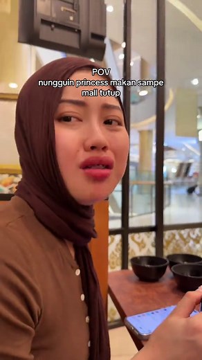 Kenapa Cewek Makan Lama di Mall? Alasan & Cara Sabar Menunggu