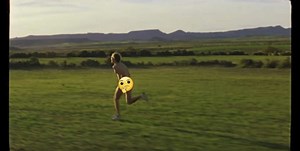 Aliocha court (nu) dans son clip “Naked” | Les Inrocks